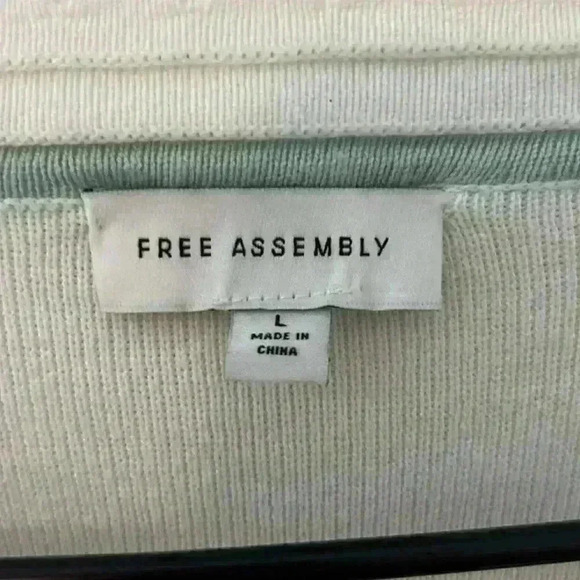 Free Assembly cropped white cardigan with pockets and chunky gold buttons; L - Picture 3 of 3